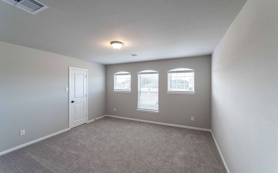 Spacious, unfurnished interior of a new home in Mulberry Farms, Santa Fe (Image 18).