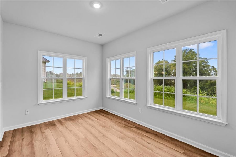 Spacious, unfurnished interior of a new home in Fieldstone, Lexington (Image 23).