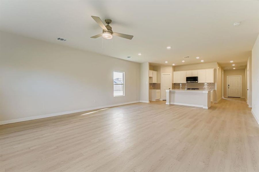 Spacious, unfurnished interior of a new home in MiraVerde, Crowley (Image 25).
