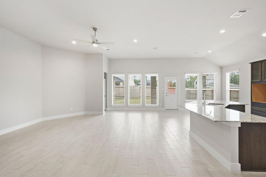 Spacious, unfurnished interior of a new home in Barton Creek Ranch, Conroe (Image 35).