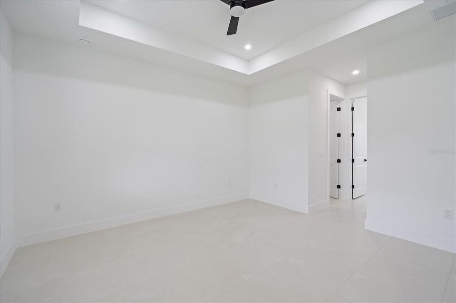 Spacious, unfurnished interior of a new home in , Port Charlotte (Image 27).
