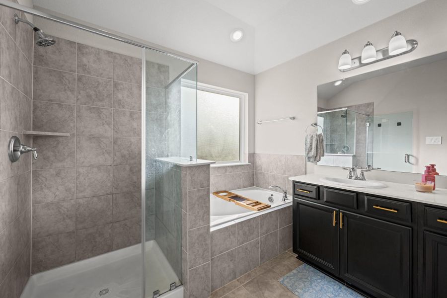 Furnished interior view inside a new home in Sierra Vista, Iowa Colony (Image 6).