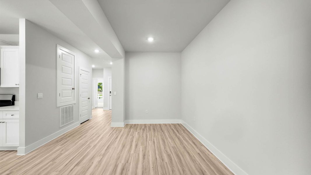 Spacious, unfurnished interior of a new home in Titus Park, Panama City (Image 14).