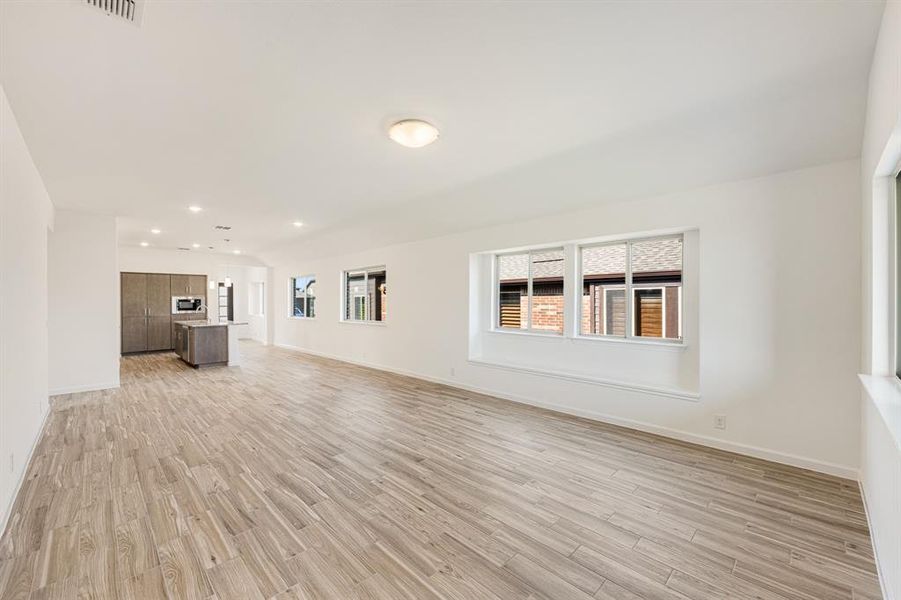 Spacious, unfurnished interior of a new home in Bear Creek Elements, Lavon (Image 28).