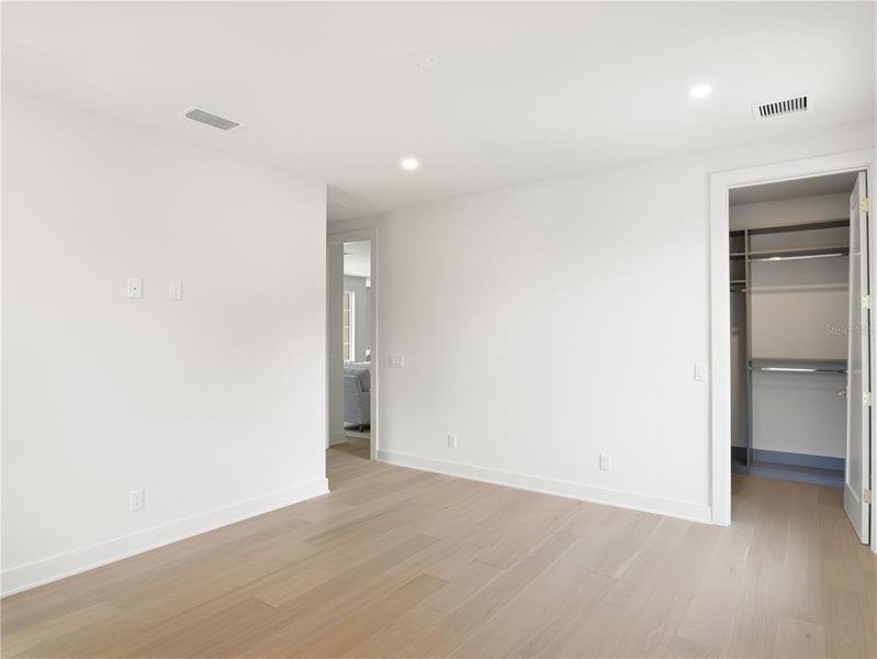 Spacious, unfurnished interior of a new home in , Winter Park (Image 26).
