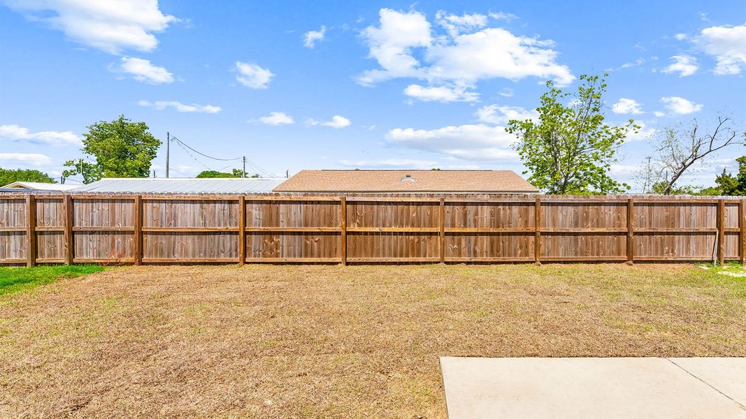 Exterior details and patio area of a home in Park Place, Panama City (Image 17).