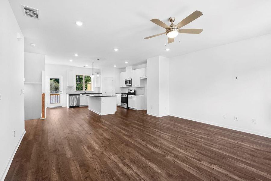 Spacious, unfurnished interior of a new home in Hampton Trace, Marietta (Image 28).