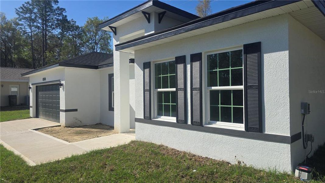 Exterior details and patio area of a home in , Citrus Springs (Image 3).
