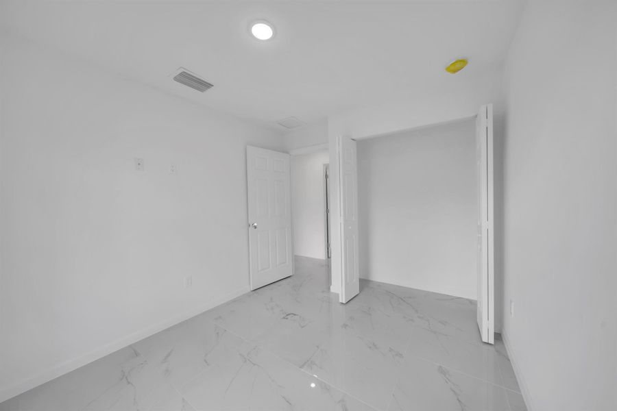 Spacious, unfurnished interior of a new home in , Lehigh Acres (Image 25).