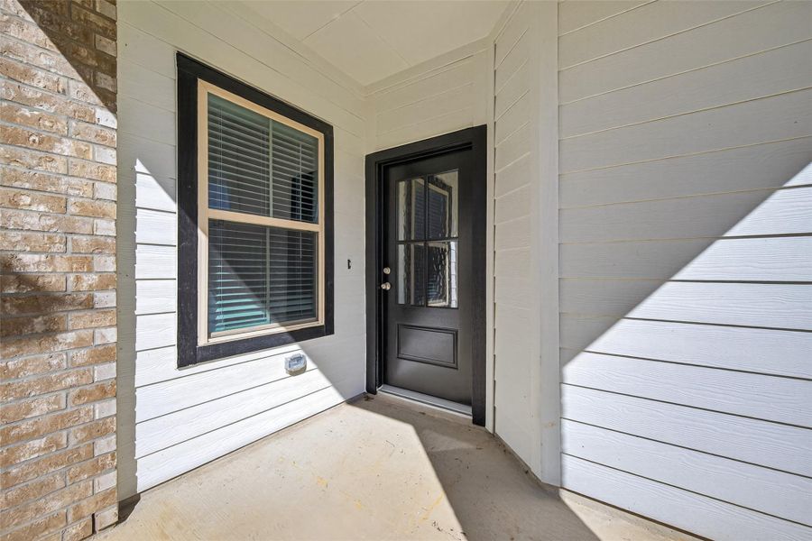 Exterior details and patio area of a home in Woodland Lakes, Houston (Image 25).