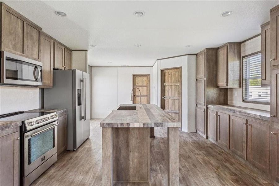 Furnished interior view inside a new home in , Mexia (Image 4).