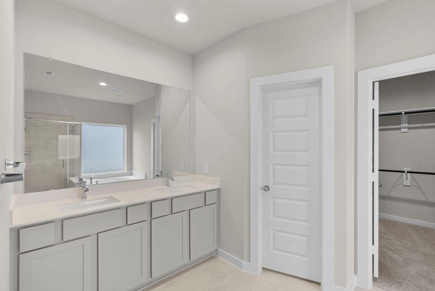 Furnished interior view inside a new home in Huntington Place, Rosharon (Image 7).