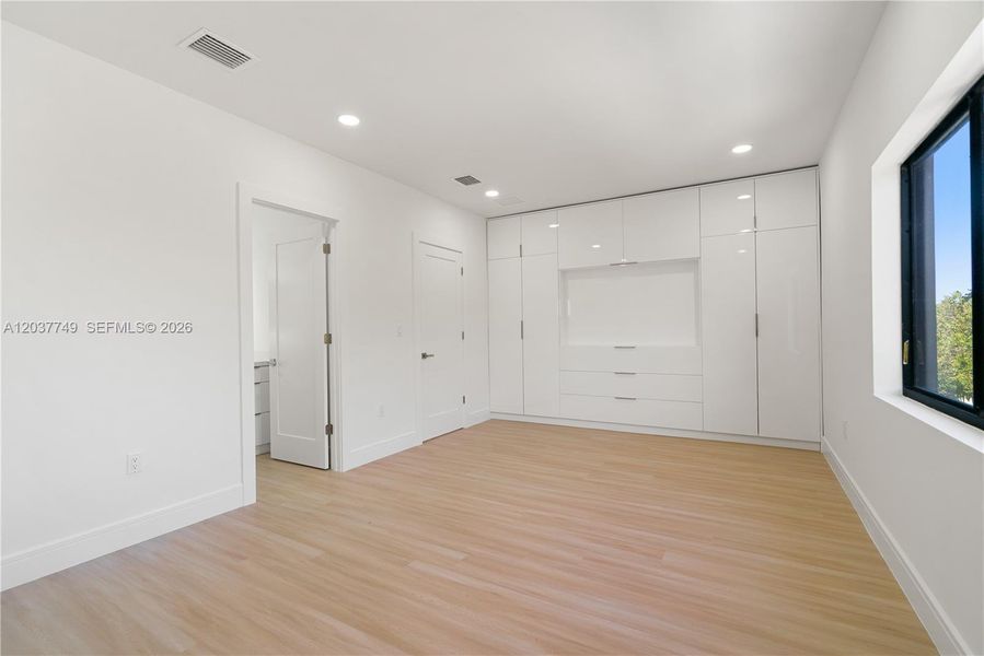 Spacious, unfurnished interior of a new home in , Key Largo (Image 31).