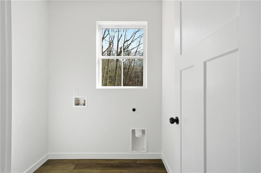 Spacious, unfurnished interior of a new home in , Jasper (Image 33).