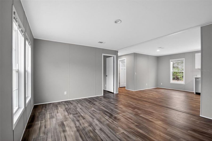 Spacious, unfurnished interior of a new home in , Crystal River (Image 10).