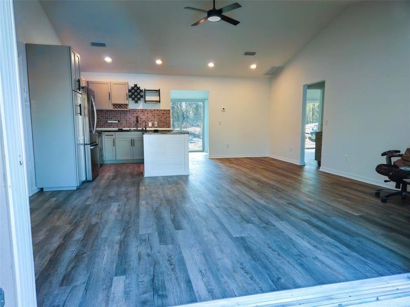 Spacious, unfurnished interior of a new home in , Dunnellon (Image 12).
