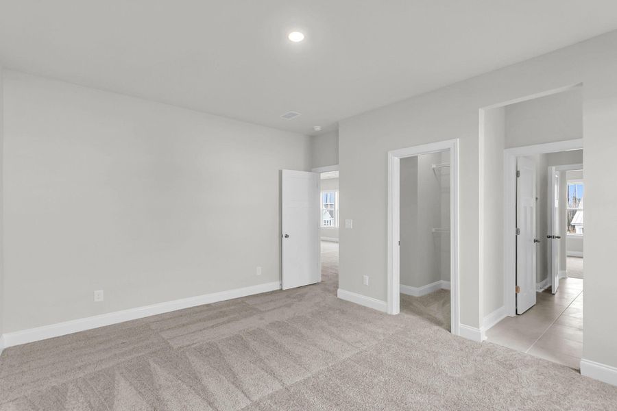 Spacious, unfurnished interior of a new home in Tidewater at Lakes of Cane Bay, Summerville (Image 48).