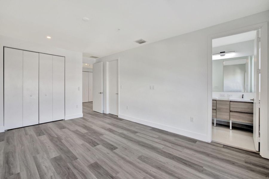 Spacious, unfurnished interior of a new home in , Oakland Park (Image 23).