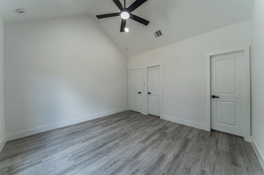 Spacious, unfurnished interior of a new home in , Malakoff (Image 11).