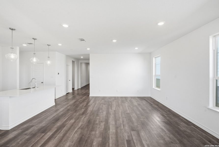 Spacious, unfurnished interior of a new home in Nopal Valley, San Antonio (Image 31).