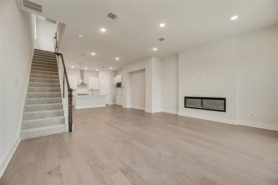 Spacious, unfurnished interior of a new home in Collin Creek, Plano (Image 21). Spacious, unfurnished interior of a new home in Collin Creek, Plano (Image 21).