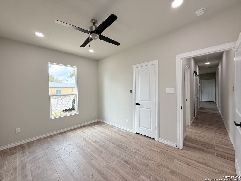 Spacious, unfurnished interior of a new home in , Natalia (Image 23).