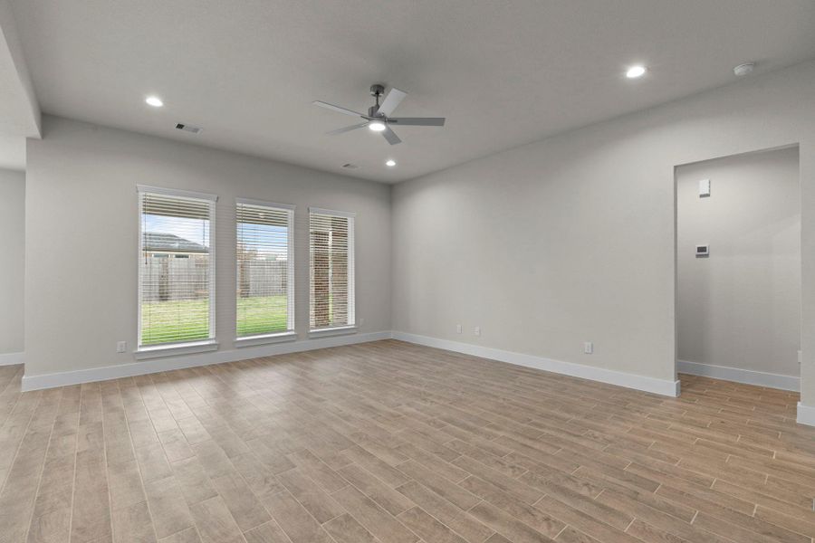 Spacious, unfurnished interior of a new home in Barton Creek Ranch, Conroe (Image 25).