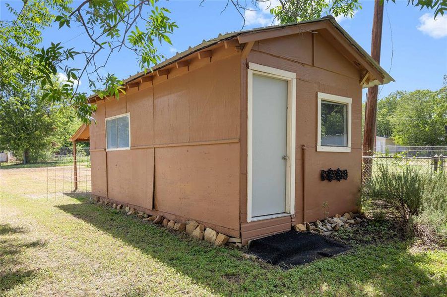 Storage building with elecricity Storage building with elecricity