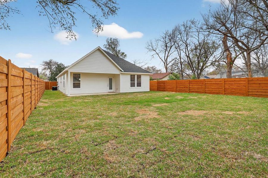 Exterior details and patio area of a home in , Haltom City (Image 30).