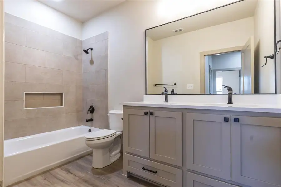 Furnished interior view inside a new home in , Abilene (Image 4).