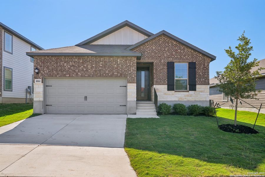 Image 38 of a home in Royal Crest. Image 38 of a home in Royal Crest.