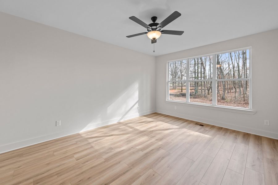Spacious, unfurnished interior of a new home in Cambria, White House (Image 8).