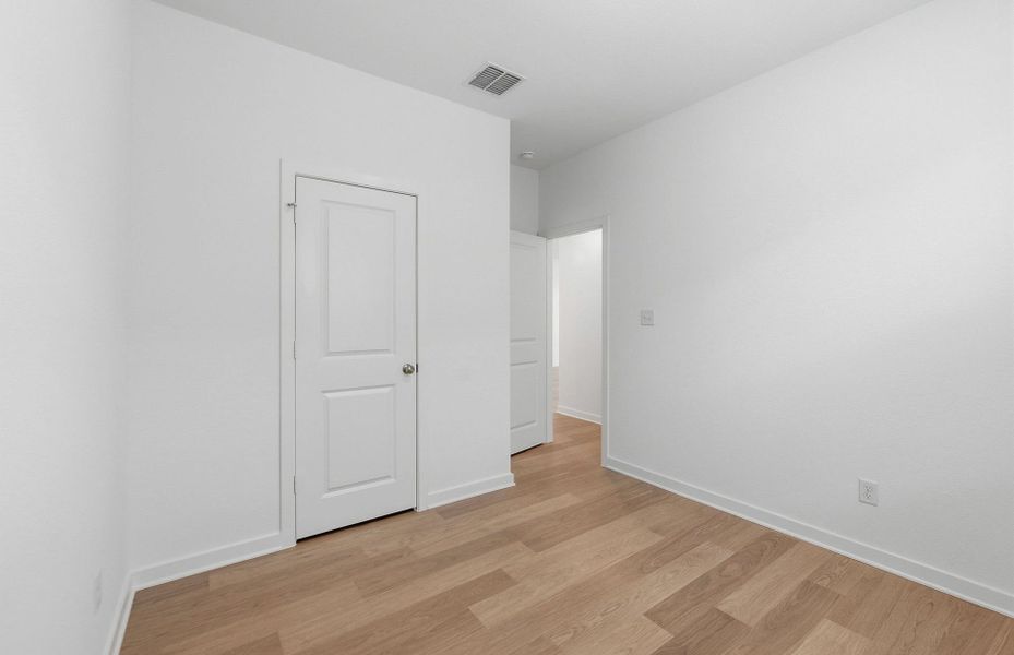 Spacious, unfurnished interior of a new home in Sunfield, Buda (Image 30).