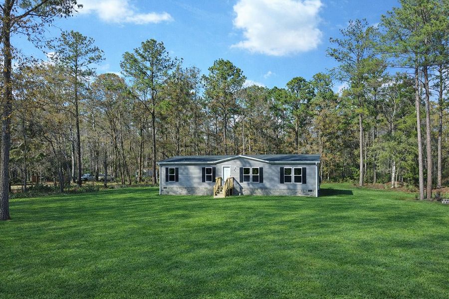 Exterior details and patio area of a home in , Walterboro (Image 17).