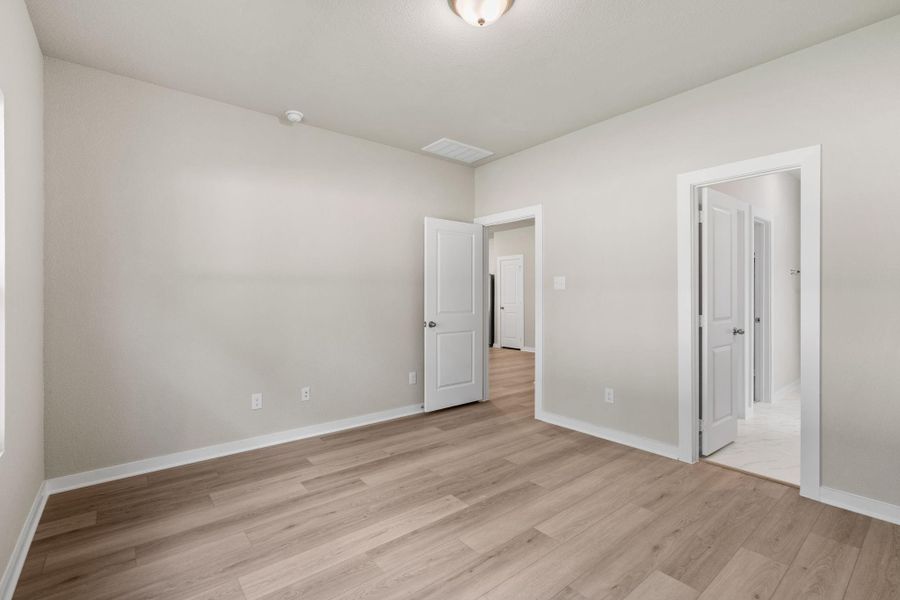 Spacious, unfurnished interior of a new home in , Conroe (Image 26).
