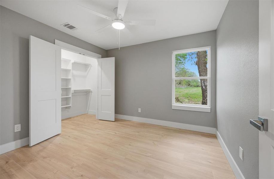 Spacious, unfurnished interior of a new home in , Sherman (Image 17).
