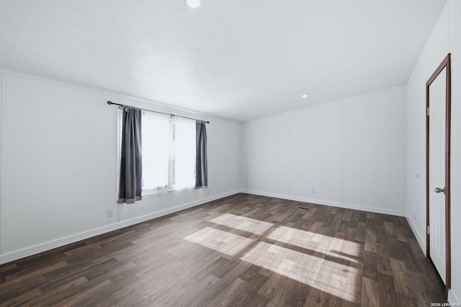Spacious, unfurnished interior of a new home in , Atascosa (Image 31).