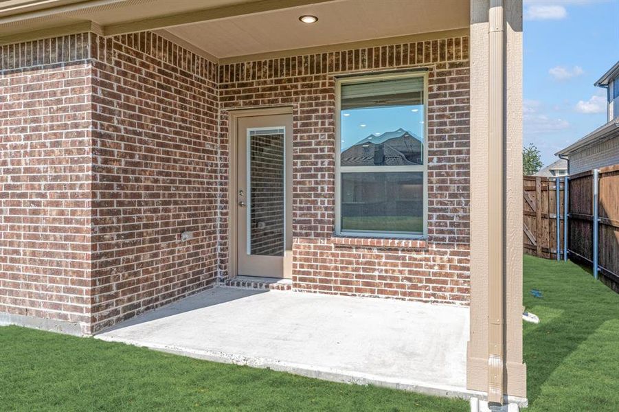 Exterior details and patio area of a home in Liberty, Melissa (Image 26).