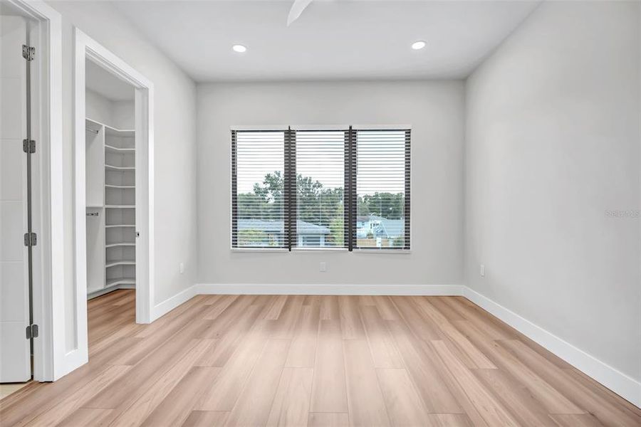 Spacious, unfurnished interior of a new home in , Tampa (Image 24).