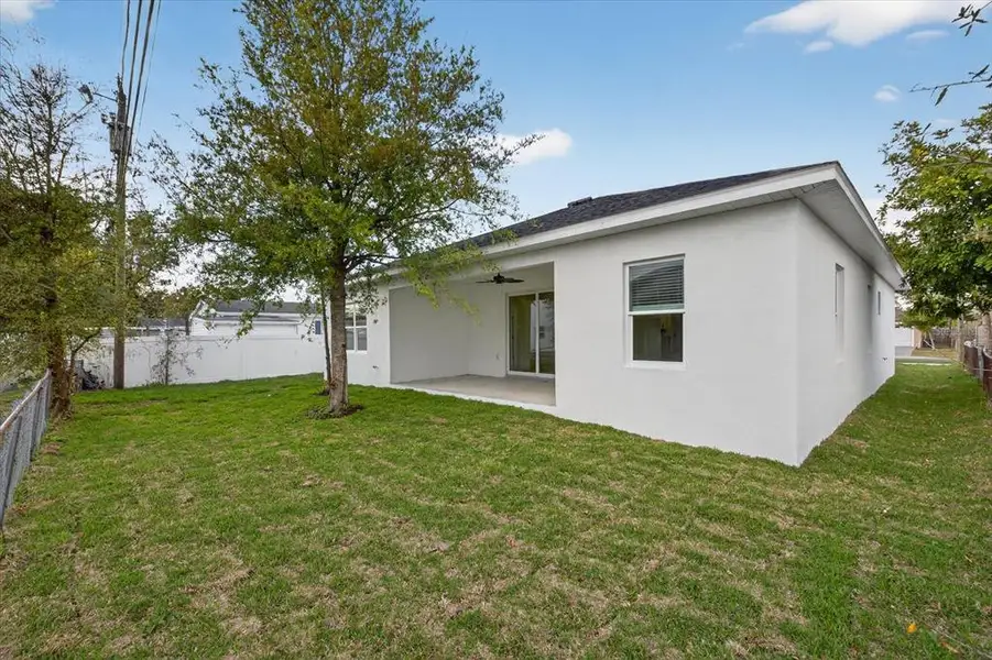 Exterior details and patio area of a home in , Pinellas Park (Image 4).