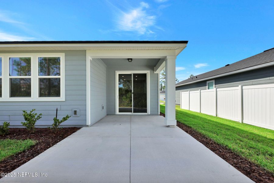 Exterior details and patio area of a home in Bradley Creek, Green Cove Springs (Image 4).