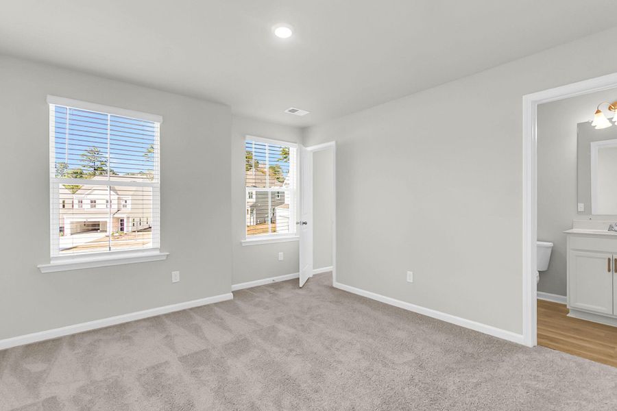 Spacious, unfurnished interior of a new home in Wildcat Chase, Summerville (Image 33).