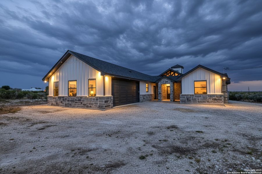 Exterior details and patio area of a home in , Uvalde (Image 24).