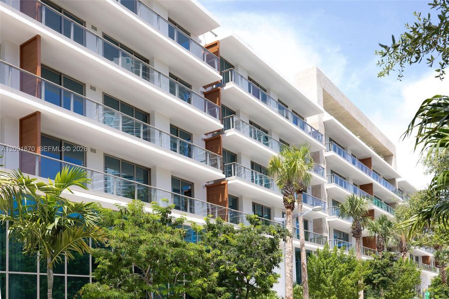 Condo located in Miami, FL showcasing its design and architecture (Image 28).