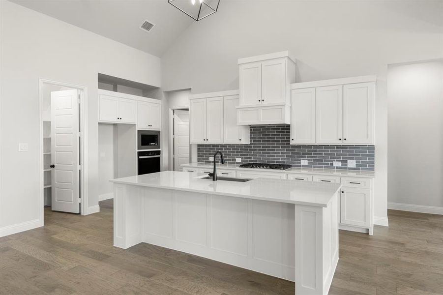 21. 320 Bee Balm - Closet 21. 320 Bee Balm - Closet