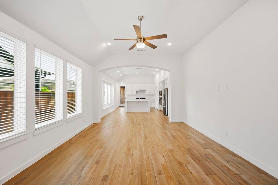Spacious, unfurnished interior of a new home in Meridiana, Iowa Colony (Image 31).