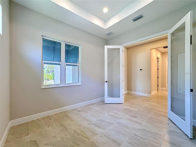 Spacious, unfurnished interior of a new home in Watercolor Place, Bradenton (Image 18).
