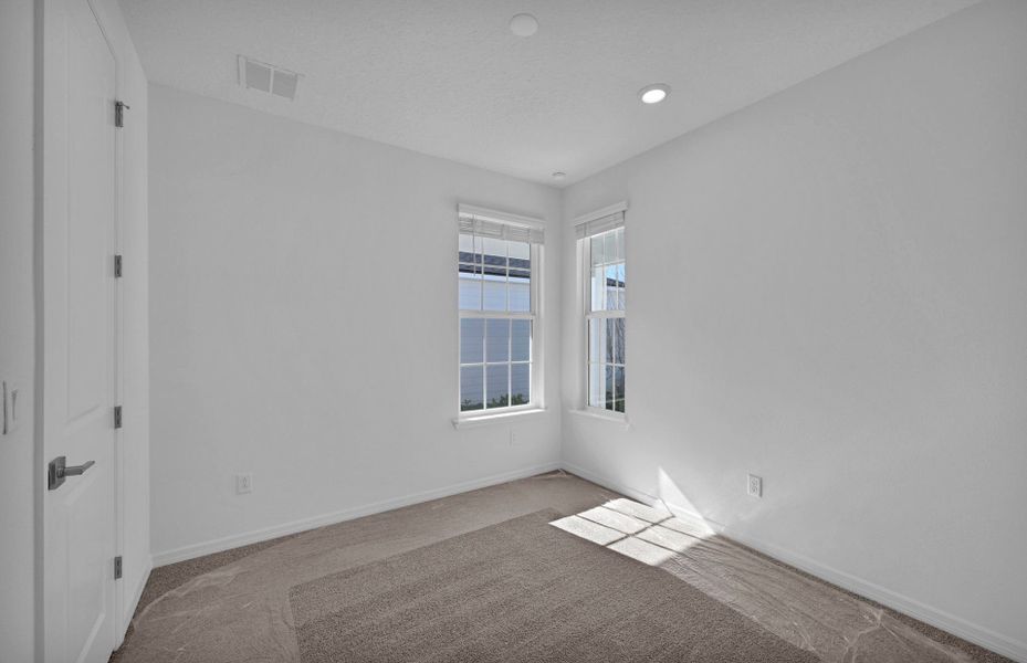 Spacious, unfurnished interior of a new home in Murray Farms, Middleburg (Image 20).