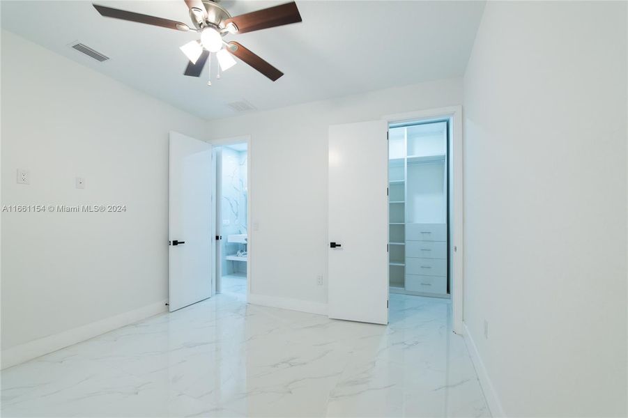 Spacious, unfurnished interior of a new home in , Cape Coral (Image 20).
