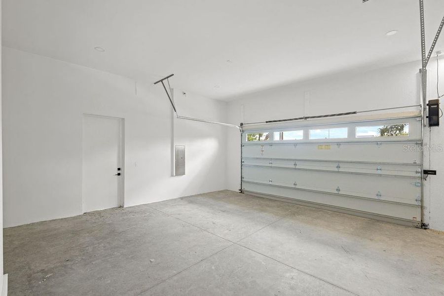 Spacious, unfurnished interior of a new home in , Tampa (Image 22).